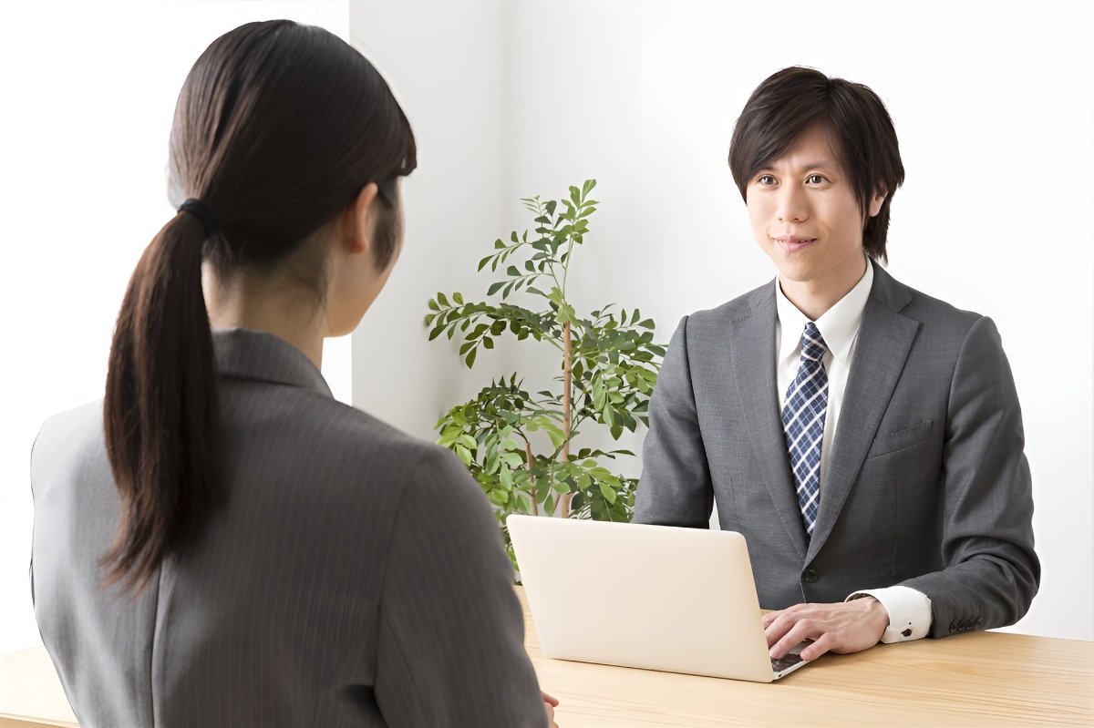 真剣な表情のスタッフ (1)