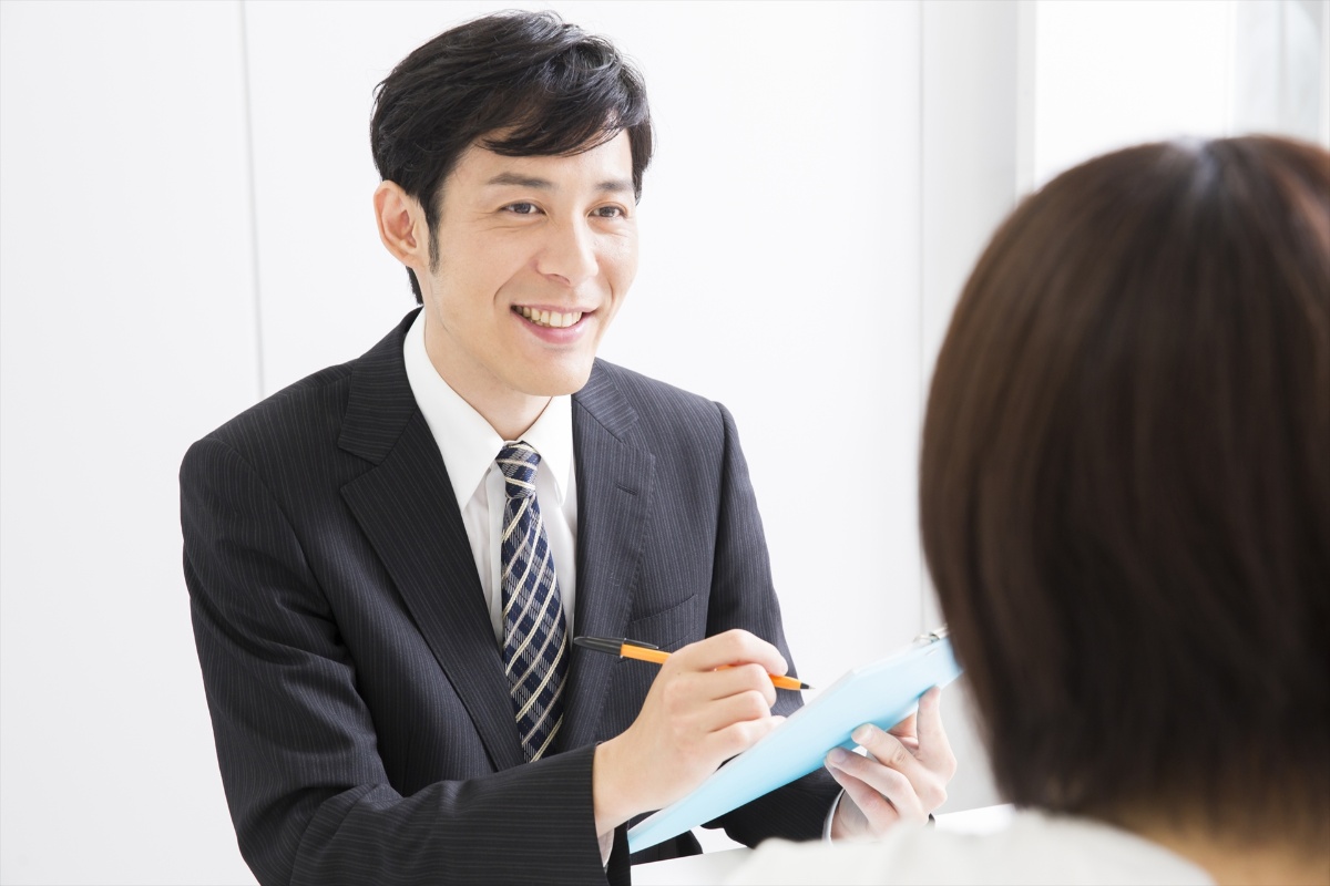 希望を聞く男性スタッフ (1)